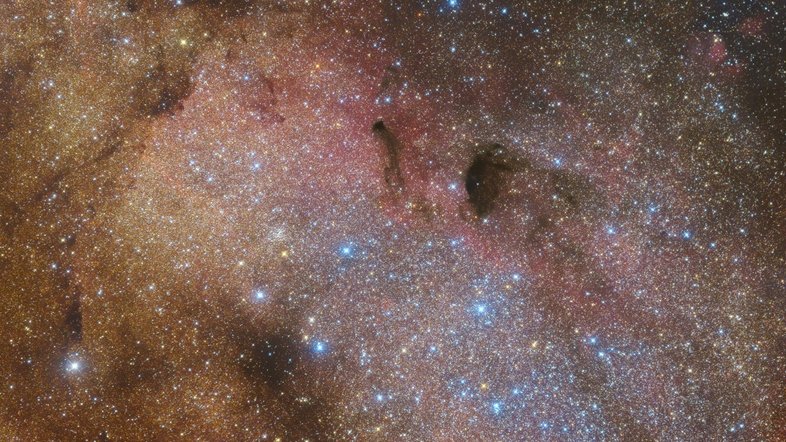 M24 não é uma galáxia brilhante, um aglomerado de estrelas ou uma nebulosa. É uma lacuna nas nuvens de poeira interestelar que permite a visão das estrelas distantes, no braço espiral de Sagitário da nossa galáxia, a Via Láctea. Como uma janela com mais de 300 anos-luz de largura, em meio à Constelação de Sagitário, M24 abre a visão para estrelas a cerca de 10 mil anos-luz ou mais da Terra. Às vezes chamada de Pequena Nuvem Estelar de Sagitário, suas estrelas preenchem esta linda paisagem estelar. Este campo de visão telescópico inclui ainda as marcas escuras B92 e B93, logo acima do centro, juntamente com outras nuvens de poeira e nebulosas brilhantes em direção ao centro da Via Láctea