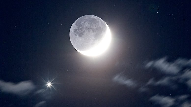 Em maio de 2007, os dois objetos mais brilhantes no céu noturno pareciam passar um pelo outro. A Lua da Terra e o planeta Vênus estavam visíveis na mesma parte do céu. Nesta imagem, a conjunção foi capturada perto da cidade de Quebec, em Quebec, no Canadá. Vênus aparece no canto inferior esquerdo. As luzes que parecem emanar de Vênus são picos de difração causados ​​pela própria câmera. A imagem é tão nítida que as crateras da Lua ficaram visíveis. É claro que a distância física real entre os dois corpos celestes não era incomumente pequena, pois a aparente conjunção era, na verdade, apenas uma ilusão de perspectiva