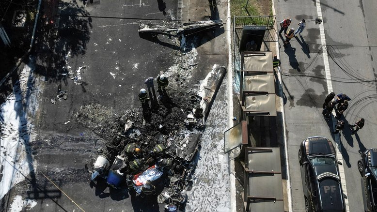 Local onde um pequeno avião colidiu com veículos na Avenida Marquês de São Vicente
