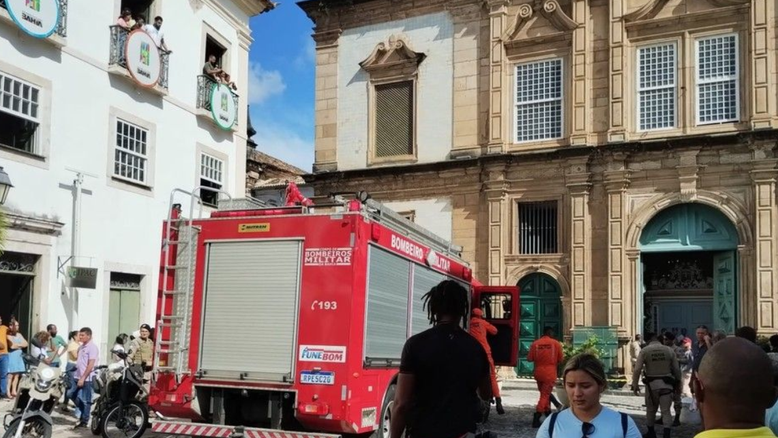 Parte de teto de igreja histórica desaba em Salvador e deixa pelo menos um morto