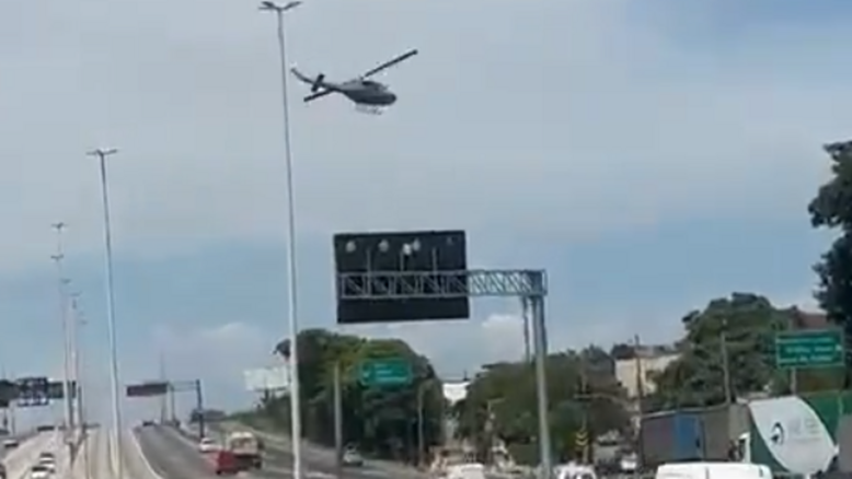 Helicóptero da Polícia Militar é atingido por tiros e faz pouso forçado no RJ