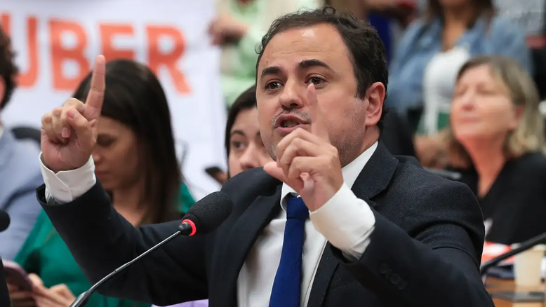 O deputado Glauber Braga (Psol-RJ) discursa no Congresso com um dedo em riste