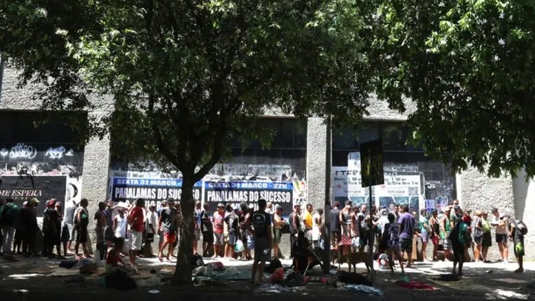 pessoas em fila
