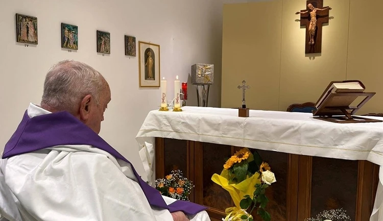 This photo taken and handout on March 16, 2025 by The Vatican Press Office shows Pope Francis during a mass in the chapel of the apartment of the Gemelli Hospital where he is hospitalized with pneumonia. (Photo by Handout / VATICAN MEDIA / AFP) / RESTRICTED TO EDITORIAL USE - MANDATORY CREDIT "AFP PHOTO / VATICANPRESS OFFICE" - NO MARKETING - NO ADVERTISING CAMPAIGNS - DISTRIBUTED AS A SERVICE TO CLIENTS; papa francisco; vaticano