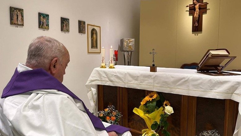 This photo taken and handout on March 16, 2025 by The Vatican Press Office shows Pope Francis during a mass in the chapel of the apartment of the Gemelli Hospital where he is hospitalized with pneumonia. (Photo by Handout / VATICAN MEDIA / AFP) / RESTRICTED TO EDITORIAL USE - MANDATORY CREDIT "AFP PHOTO / VATICANPRESS OFFICE" - NO MARKETING - NO ADVERTISING CAMPAIGNS - DISTRIBUTED AS A SERVICE TO CLIENTS; papa francisco; vaticano