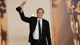 Walter Salles, vencedor do prêmio de Melhor Longa-Metragem Internacional por "I'm Still Here", posa na sala de imprensa durante o 97º Oscar Anual no Ovation Hollywood em 02 de março de 2025 em Hollywood, Califórnia