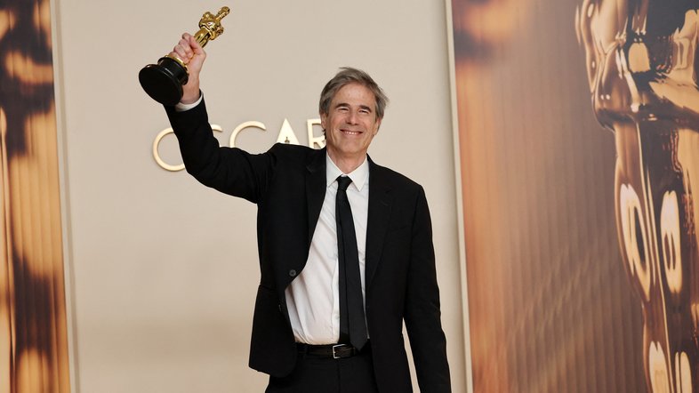 Walter Salles, vencedor do prêmio de Melhor Longa-Metragem Internacional por "I'm Still Here", posa na sala de imprensa durante o 97º Oscar Anual no Ovation Hollywood em 02 de março de 2025 em Hollywood, Califórnia