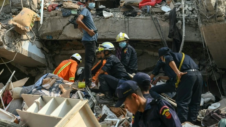Operações de resgate continuam após terremoto que deixou 1.700 mortos em Mianmar