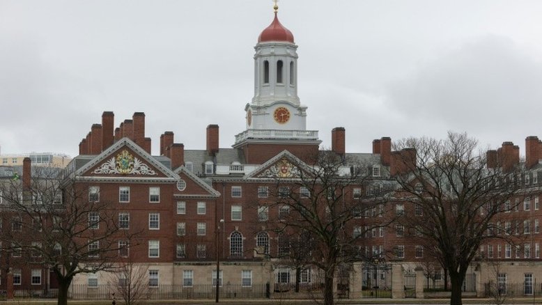 'Antissemitismo' leva governo dos EUA a revisar financiamento de Harvard