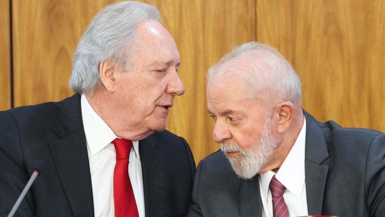 Brasília (DF), 17/06/2024 - O presidente Luiz Inácio Lula da Silva conversa com o ministro da Justiça Ricardo Lewandowski durante cerimônia da assinatura de contrato que destina R$ 318,5 milhões do Fundo Amazônia para o fortalecimento do Plano Amazônia: Segurança e Soberania (AMAS), no Palácio do Planalto. Foto: Valter Campanato/Agência Brasil
