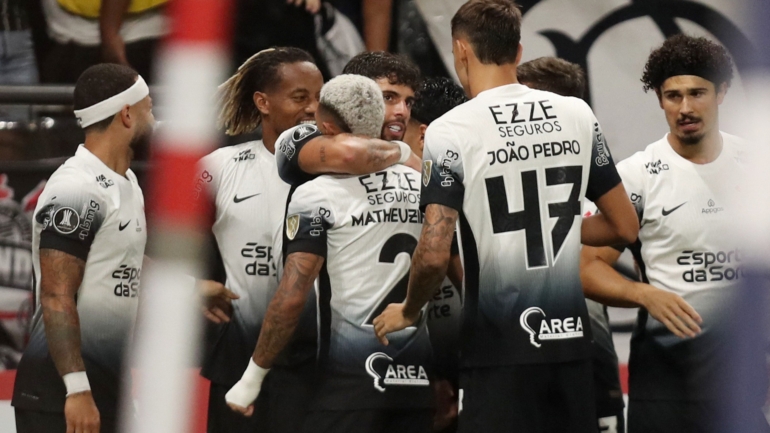 Embalados, Corinthians e Barcelona duelam por vaga em grupo da Libertadores