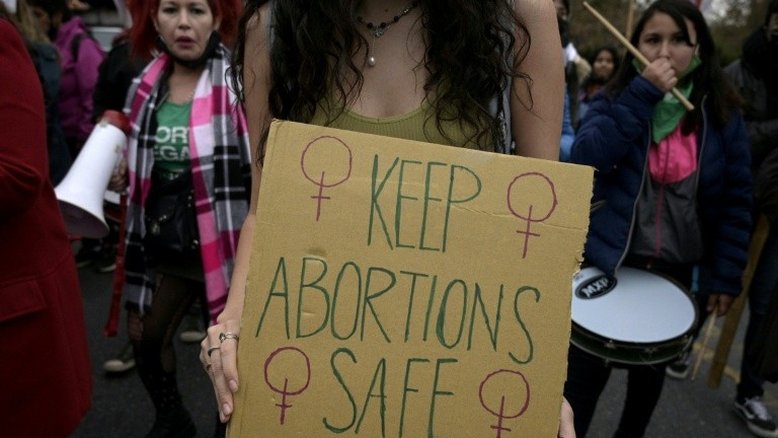 'Motosserra' de Milei ameaça o acesso ao aborto na Argentina