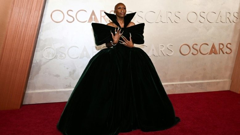 Tapete vermelho do Oscar tem brilho, branco e moda 'Wicked'