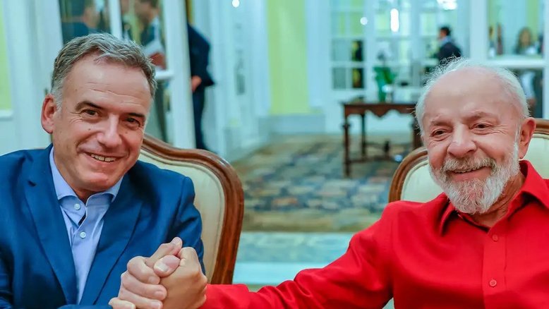 O presidente do Uruguai, Yamandú Orsi, cumprimenta Lula com um aperto de mão. Ambos sorriem