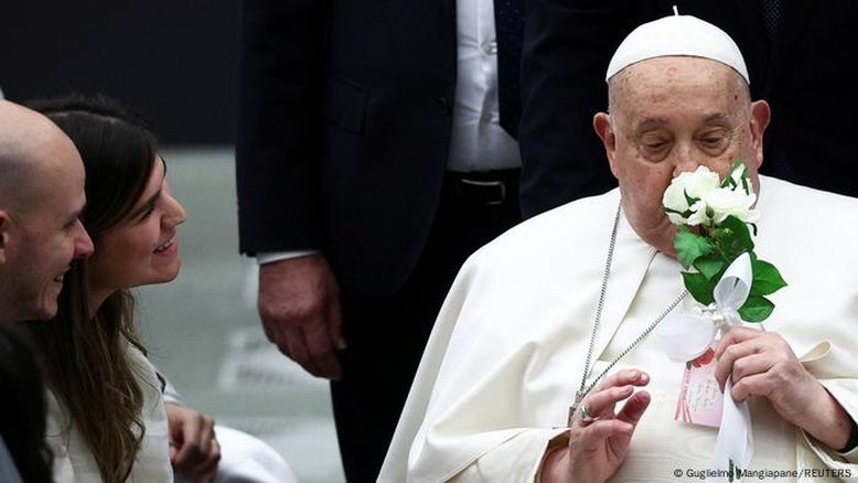 Papa mostra melhora após 23 dias no hospital