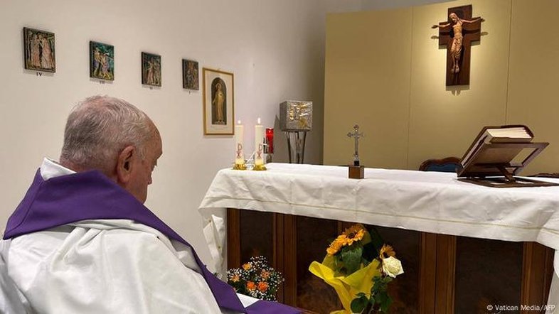 Vaticano divulga primeira foto do papa desde a internação
