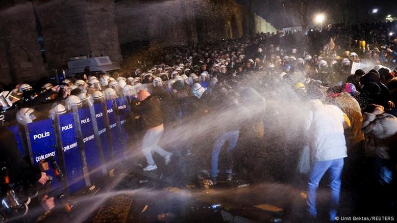 Centenas são presos em protestos contra a prisão do prefeito de Istambul