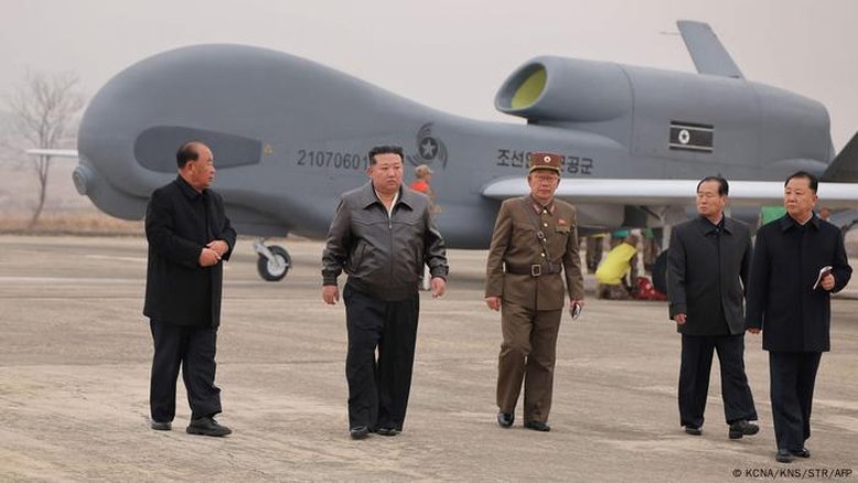 Kim Jong-un supervisiona testes de drones kamikazes com IA