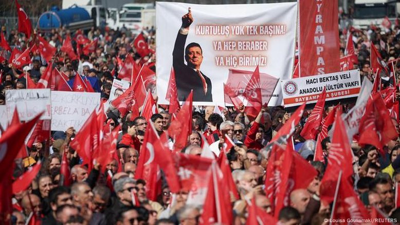 Mesmo após prisões em massa, protestos da oposição atraem multidão na Turquia