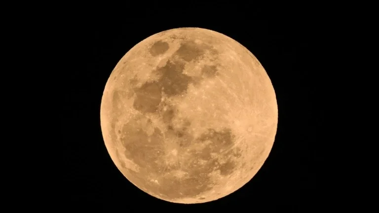 Eclipse total da Lua admirado em diversos continentes