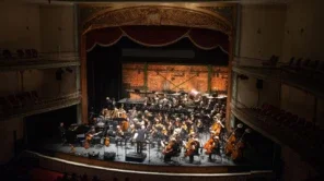 A Orquestra Jovem Tom Jobim no palco do Theatro São Pedro