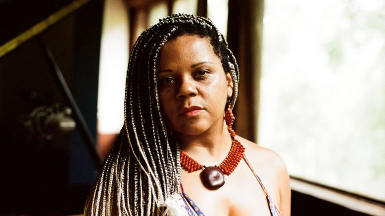 A cantora e compositora carioca Ilessi