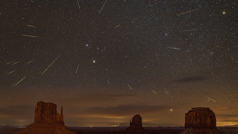 O presente anual do asteroide 3200 Phaethon à Terra pode ser visto entre as estrelas da Constelação de Gêmeos. Conhecido como chuva de meteoros Geminídeos, a fonte do fluxo de meteoros é a poeira derramada ao longo da órbita do misterioso asteroide. Perto do pico de atividade da chuva, meteoros geminídeos foram capturados nesta paisagem noturna sobre o Monument Valley, no sudoeste americano. As estrelas brilhantes perto da posição do radiante da chuva são as duas estrelas principais da Constelação de Gêmeos, Castor (azul) e Pollux (amarelo)