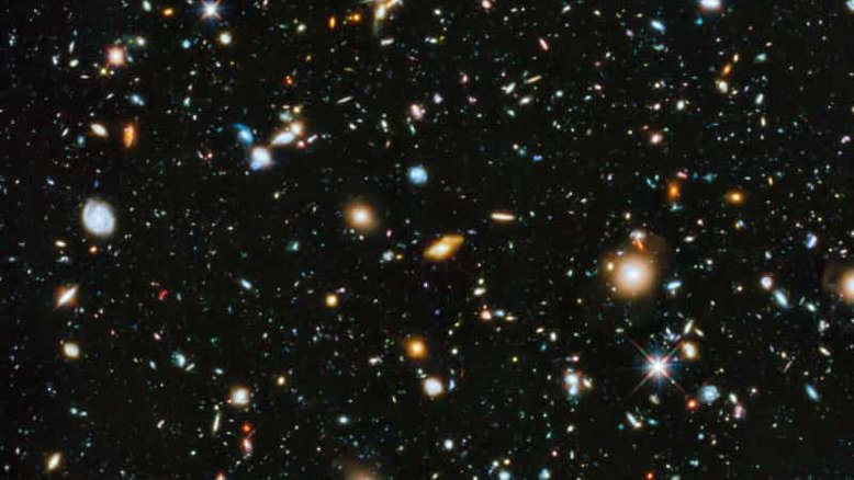 Você já ouviu falar do Hubble Ultra-Deep Field? Ele foi criado entre os anos de 2003 e 2004, com o Telescópio Espacial Hubble, mirando por um longo tempo o espaço quase vazio para que galáxias distantes e fracas se tornassem visíveis. Uma das imagens mais famosas da astronomia, o Hubble Ultra-Deep Field revelou a vastidão do Universo. A galáxia que está a uma distância média nesta imagem fica a cerca de 10,6 bilhões de anos-luz da Terra