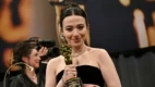 A atriz norte-americana Mikey Madison segura seu Oscar de Melhor Atriz por "Anora" durante o Governors Ball da 97ª edição do Academy Awards no Dolby Theatre, em Hollywood, Califórnia, em 2 de março de 2025.