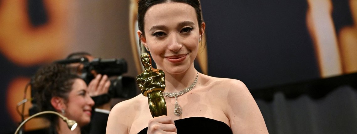A atriz norte-americana Mikey Madison segura seu Oscar de Melhor Atriz por "Anora" durante o Governors Ball da 97ª edição do Academy Awards no Dolby Theatre, em Hollywood, Califórnia, em 2 de março de 2025.