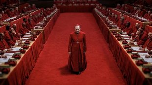 Ralph Fiennes em cena de 'Conclave'