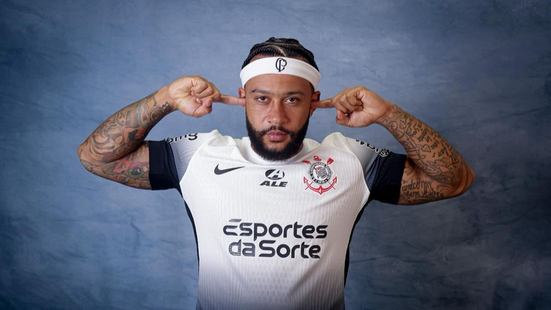 Memphis Depay vestindo a camisa do Corinthians