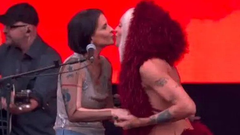 A cantora Marina Lima beija a drag quenn Pabllo Vittar no palco do Lollapalooza