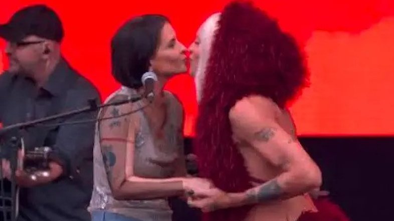 A cantora Marina Lima beija a drag quenn Pabllo Vittar no palco do Lollapalooza