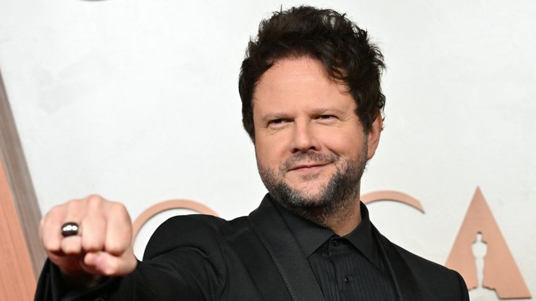 Selton Mello chega para a noite de premiação do Oscar 2025