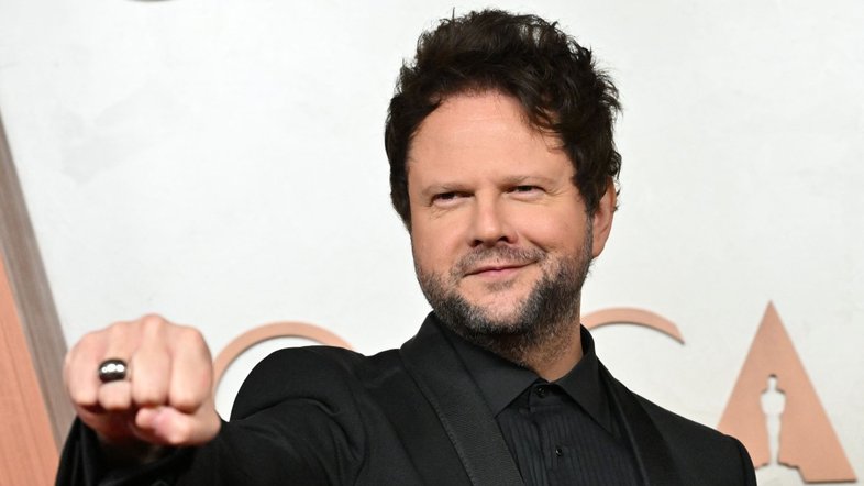 Selton Mello chega para a noite de premiação do Oscar 2025