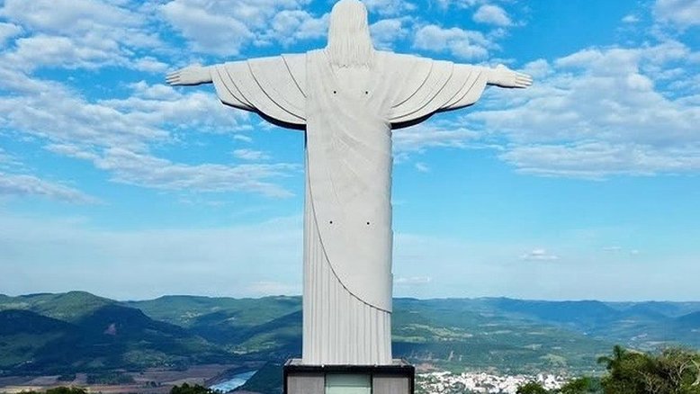 Estátua de Cristo da cidade de Encantado Foto: Reprodução/Instagram.com/@visiteencantado