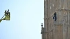 Homem escala Big Ben de Londres com bandeira palestina