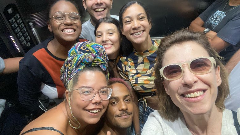 Fernanda Torres foi à Uerj para assistir defesa do mestrado de seu filho - Foto: Reprodução/Redes sociais