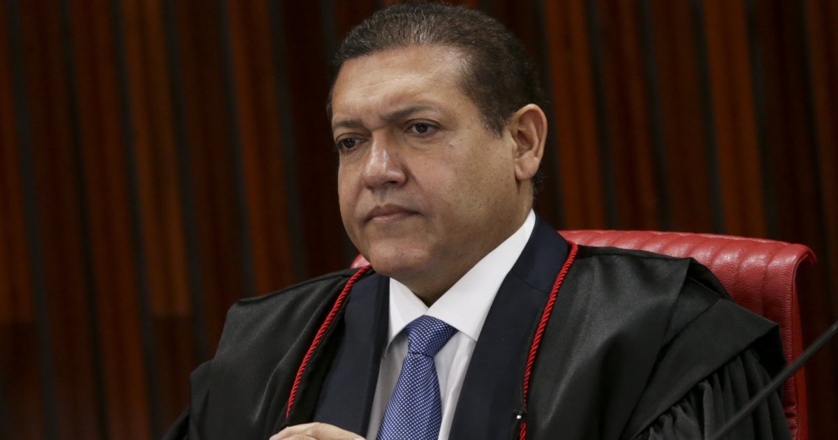 TSE suspende julgamento sobre liminar que derrubou pesquisa 