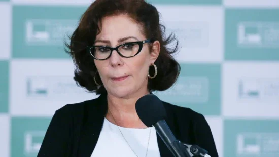 Deputada Carla Zambelli durante coletiva na Câmara dos Deputados.