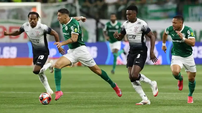Corinthians e Palmeiras em ação no primeiro jogo da final do Paulistão