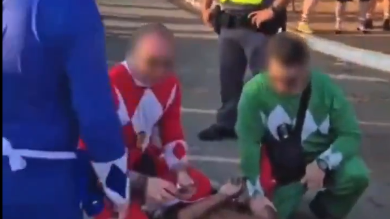 Vídeo: Policiais 'Power Rangers' prendem ladrão de celulares no Carnaval de SP