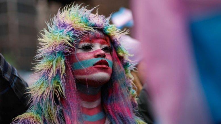 'Ataques diários': a vida dos jovens trans sob Trump nos EUA