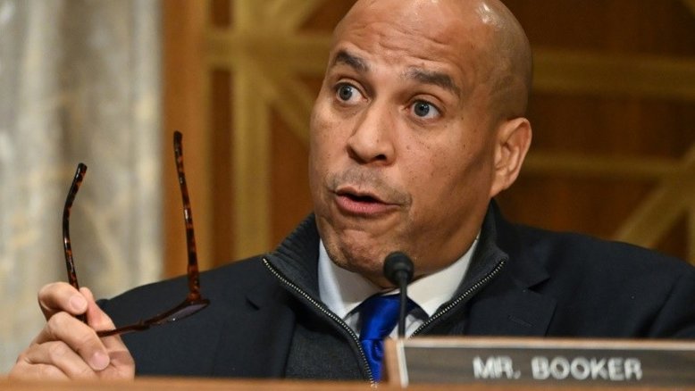 Senador americano discursa contra política de Trump por mais de 18 horas
