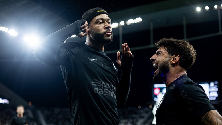 Yuri Alberto e Memphis Depay comemoram gol marcado pelo Corinthians