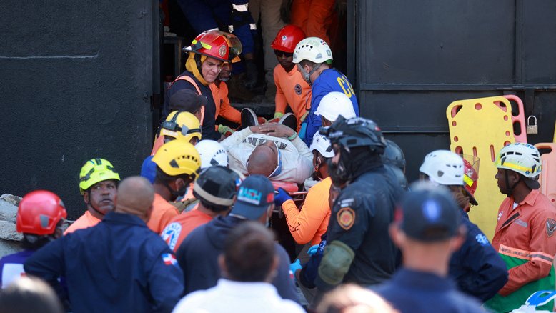 Resgate em boate de Santo Domingo 8/4/2025 REUTERS/Erika Santelices