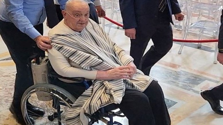 Papa Francisco usa calças pretas em visita surpresa à Basílica de São Pedro