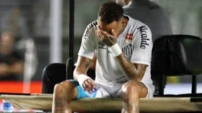 Neymar, do Santos, deixa o campo após sofrer lesão durante a partida Santos x Atlético Mineiro, no Estádio Urbano Caldeira, Santos, Brasil. 16/04/2025