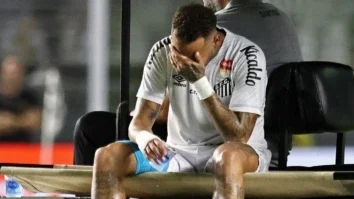 Neymar, do Santos, deixa o campo após sofrer lesão durante a partida Santos x Atlético Mineiro, no Estádio Urbano Caldeira, Santos, Brasil. 16/04/2025